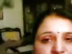 Priya aunty erakusten du bere aktibo