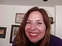 Bihurria american ama burua jolasean